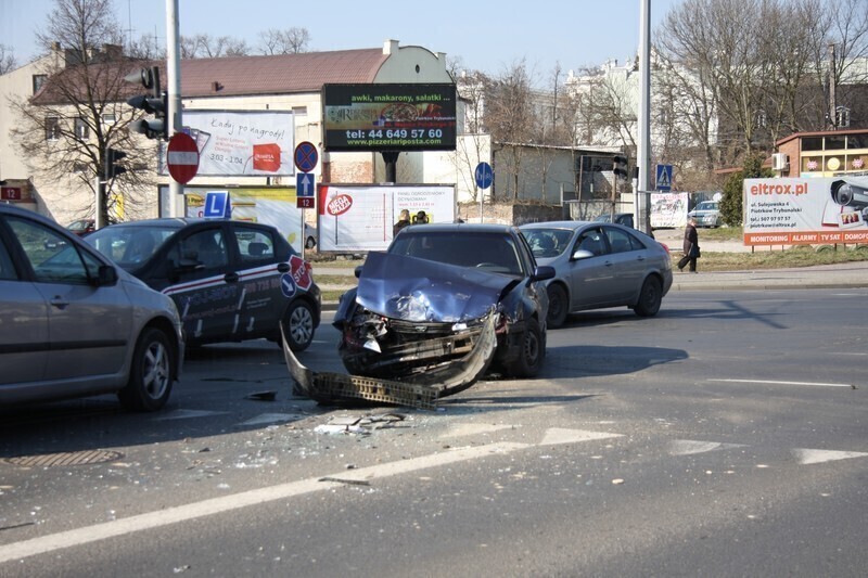 Zdjęcie 5: Zderzenie seata z daewoo na skrzyżowaniu al. 3 Maja i Al. Kopernika