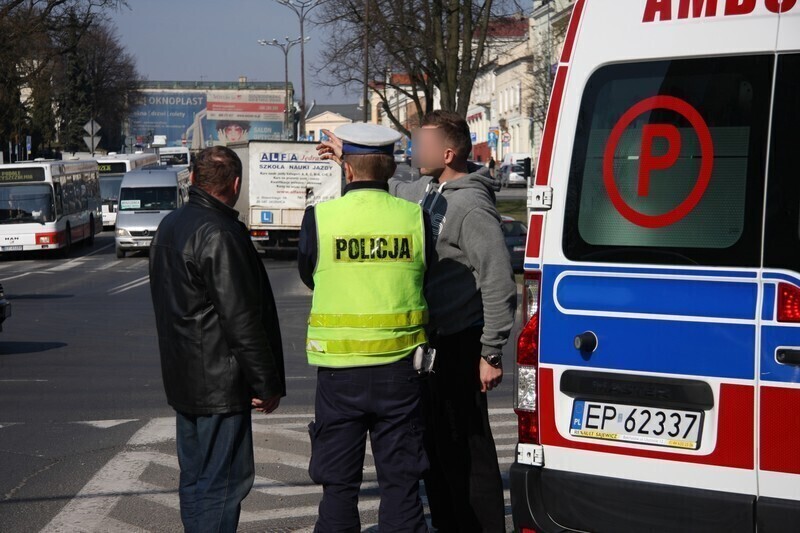 Zdjęcie 6: Zderzenie seata z daewoo na skrzyżowaniu al. 3 Maja i Al. Kopernika