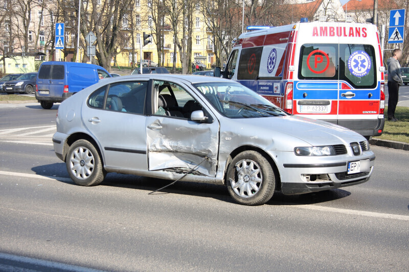 Zdjęcie 7: Zderzenie seata z daewoo na skrzyżowaniu al. 3 Maja i Al. Kopernika