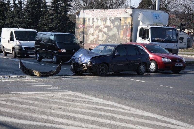 Zdjęcie 9: Zderzenie seata z daewoo na skrzyżowaniu al. 3 Maja i Al. Kopernika