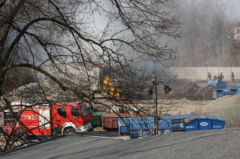 Zdjęcie 2: Przy Mireckiego zapaliły się śmieci