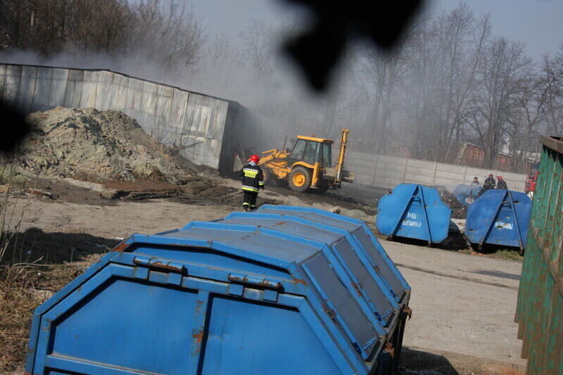 Zdjęcie 15: Przy Mireckiego zapaliły się śmieci