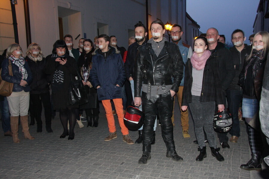 Zdjęcie 1: Milcząco bronili pubu