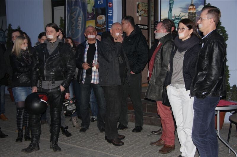 Zdjęcie 4: Milcząco bronili pubu