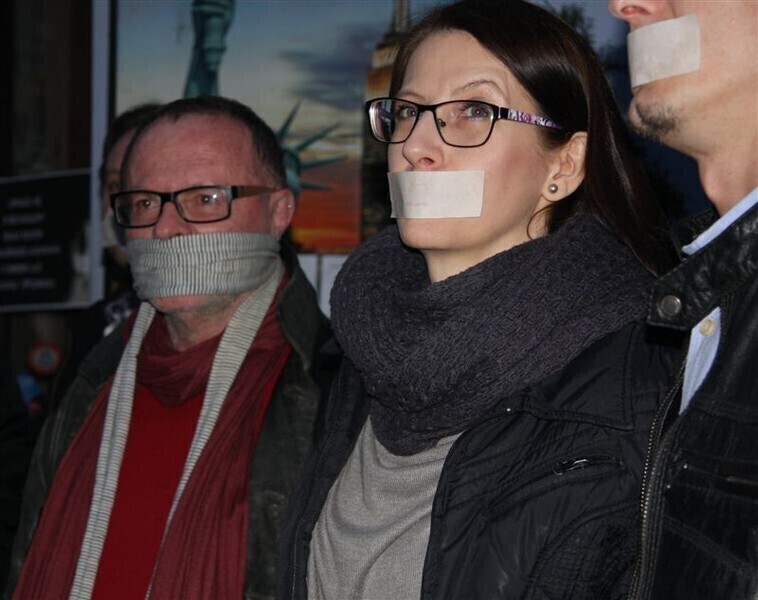 Zdjęcie 5: Milcząco bronili pubu