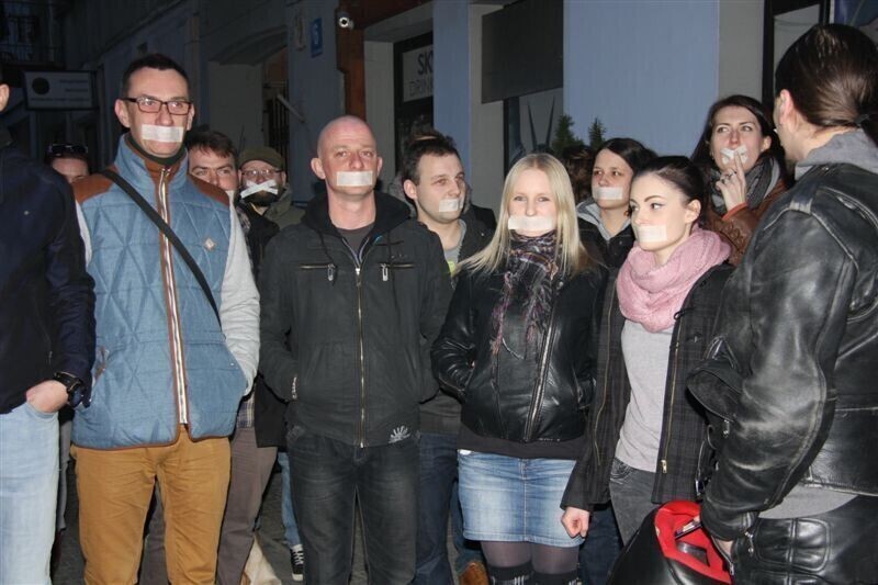 Zdjęcie 7: Milcząco bronili pubu