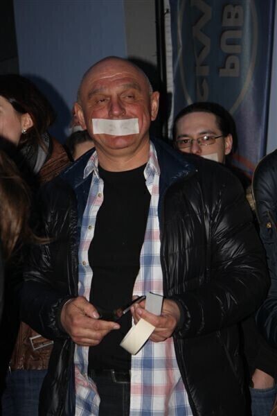 Zdjęcie 8: Milcząco bronili pubu