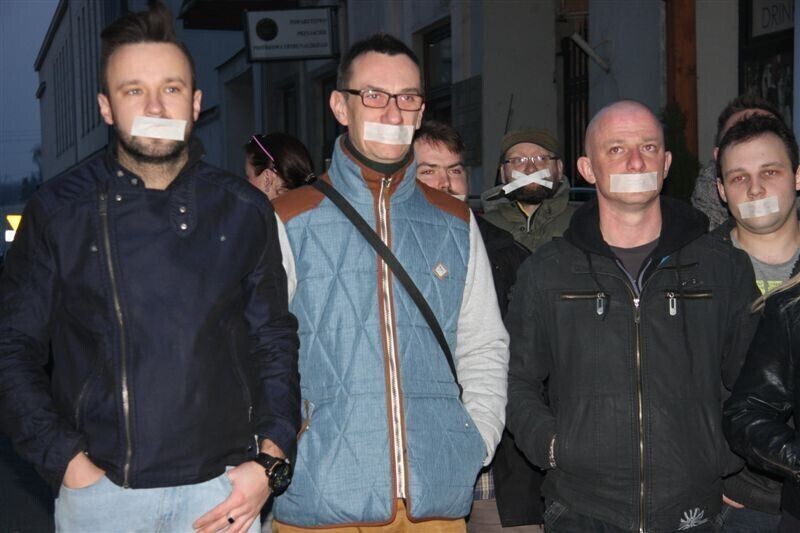 Zdjęcie 9: Milcząco bronili pubu