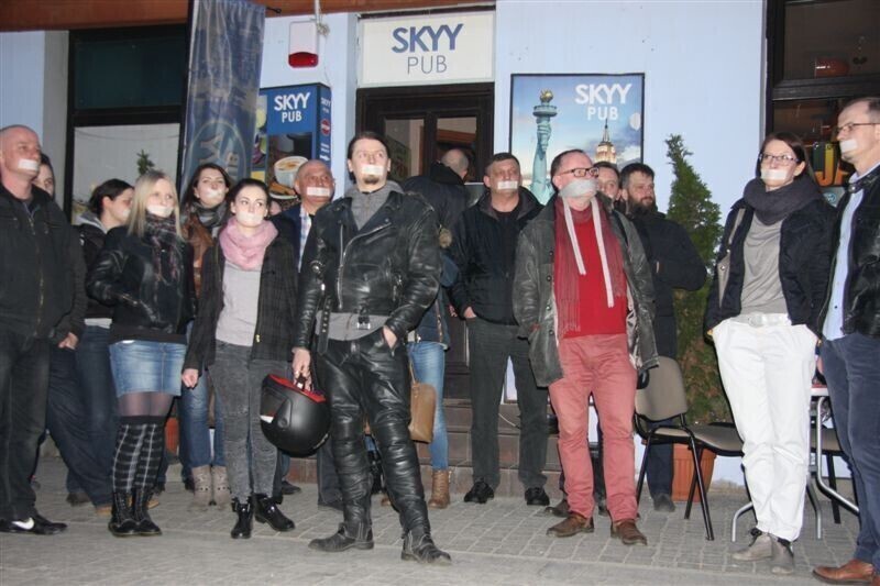 Zdjęcie 10: Milcząco bronili pubu