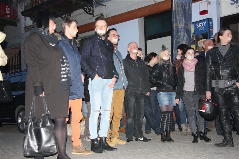 Zdjęcie 11: Milcząco bronili pubu