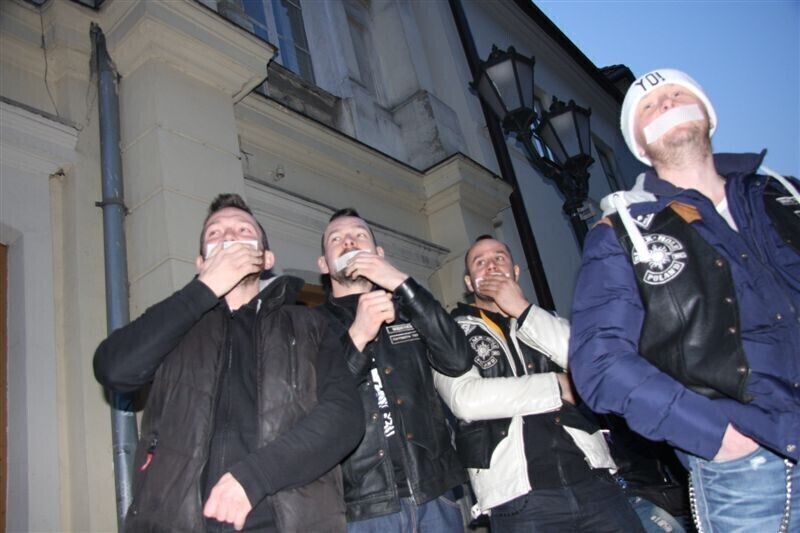 Zdjęcie 12: Milcząco bronili pubu