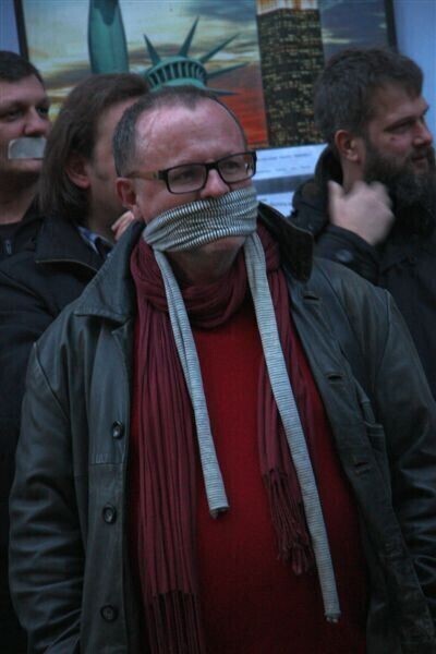 Zdjęcie 13: Milcząco bronili pubu