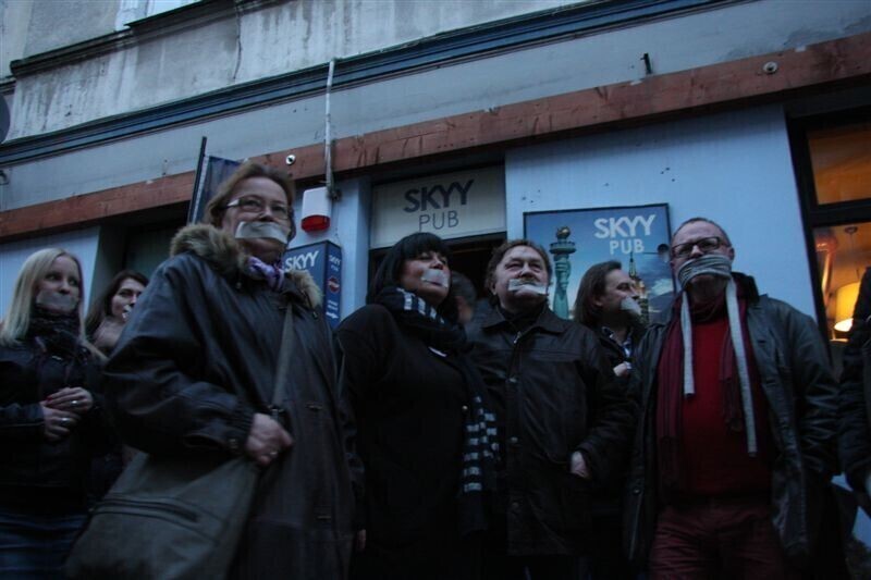 Zdjęcie 14: Milcząco bronili pubu