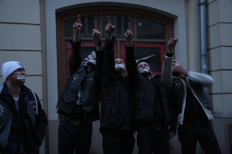 Zdjęcie 15: Milcząco bronili pubu