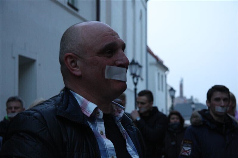 Zdjęcie 16: Milcząco bronili pubu