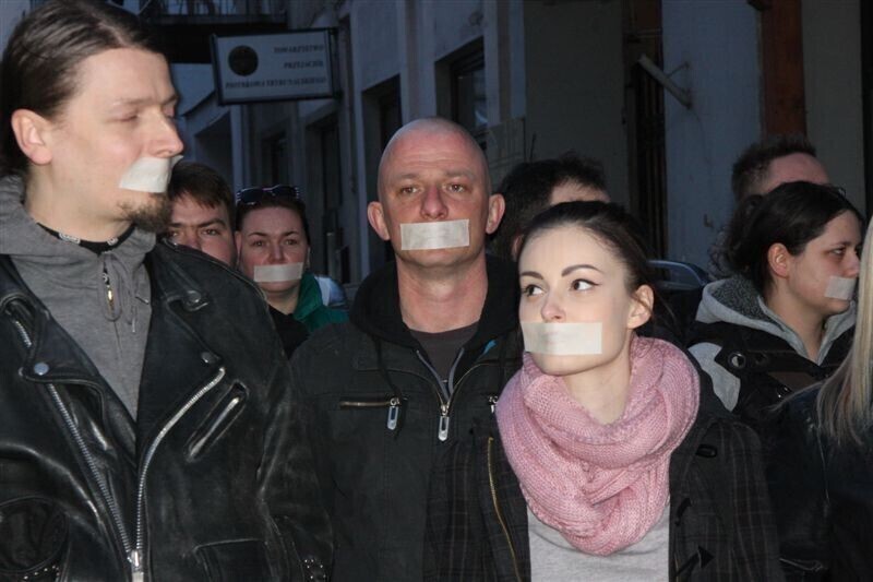 Zdjęcie 17: Milcząco bronili pubu