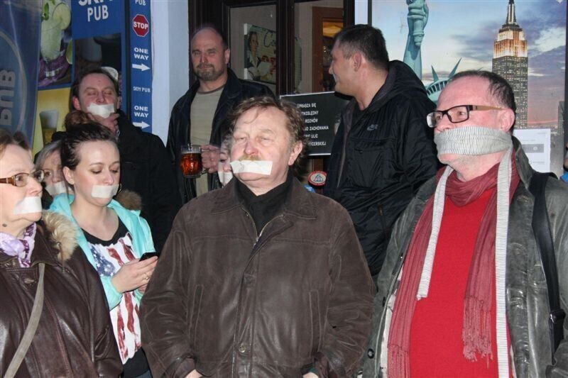 Zdjęcie 18: Milcząco bronili pubu