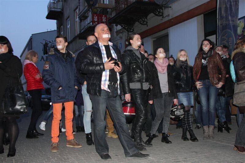 Zdjęcie 19: Milcząco bronili pubu