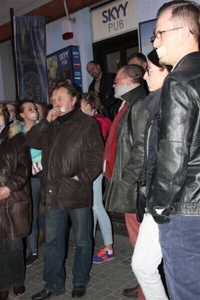 Zdjęcie 22: Milcząco bronili pubu