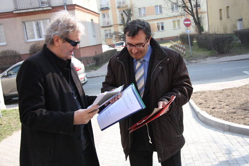 Zdjęcie 2: Ul. Wysoka: Wybudowali przed blokiem wjazd dla karetek