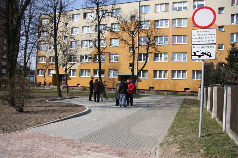 Zdjęcie 4: Ul. Wysoka: Wybudowali przed blokiem wjazd dla karetek