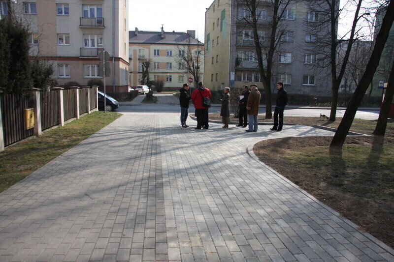 Zdjęcie 5: Ul. Wysoka: Wybudowali przed blokiem wjazd dla karetek