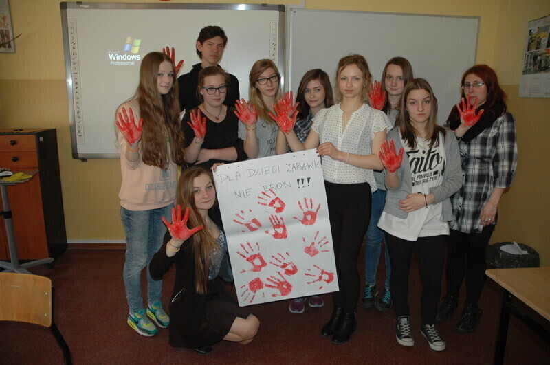 Zdjęcie 2: Sportowo, paramilitarnie, śpiewnie zapraszali do liceum