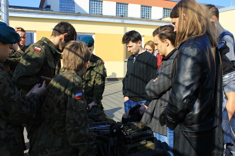 Zdjęcie 3: Sportowo, paramilitarnie, śpiewnie zapraszali do liceum