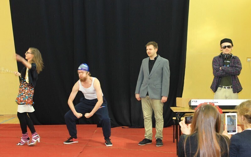 Zdjęcie 4: Sportowo, paramilitarnie, śpiewnie zapraszali do liceum