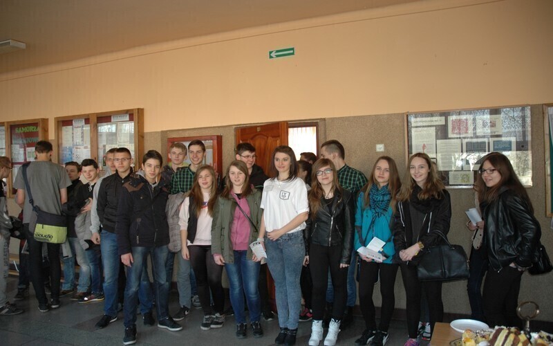 Zdjęcie 5: Sportowo, paramilitarnie, śpiewnie zapraszali do liceum