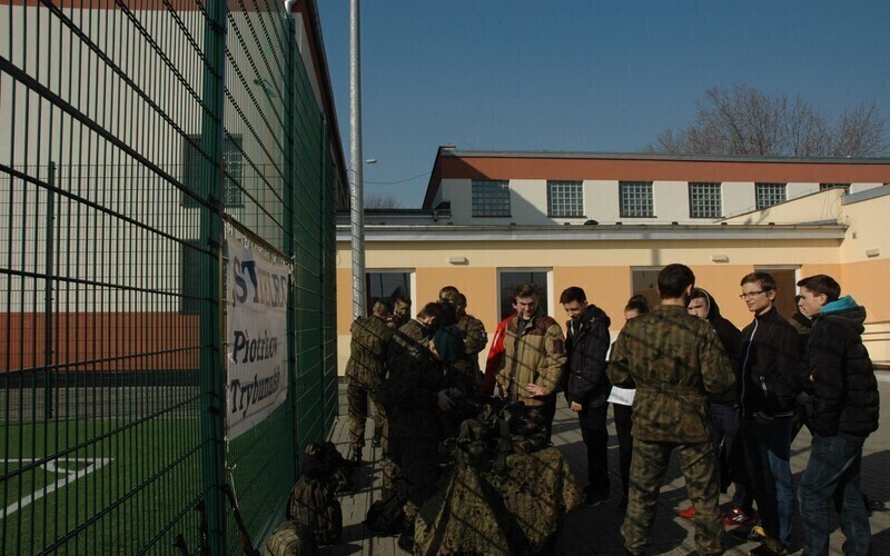 Zdjęcie 6: Sportowo, paramilitarnie, śpiewnie zapraszali do liceum