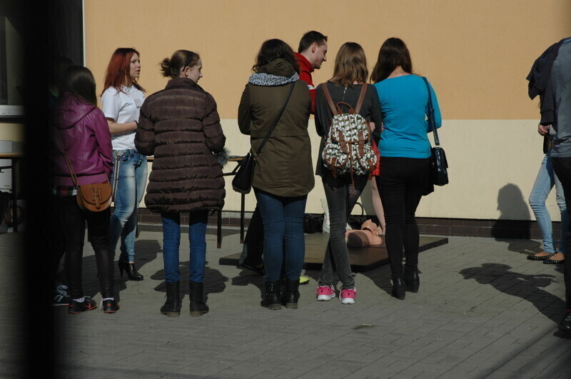 Zdjęcie 7: Sportowo, paramilitarnie, śpiewnie zapraszali do liceum