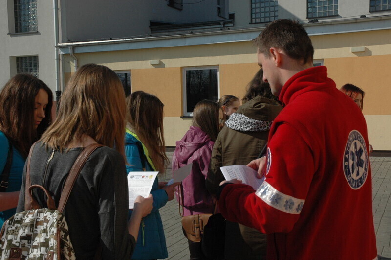 Zdjęcie 8: Sportowo, paramilitarnie, śpiewnie zapraszali do liceum