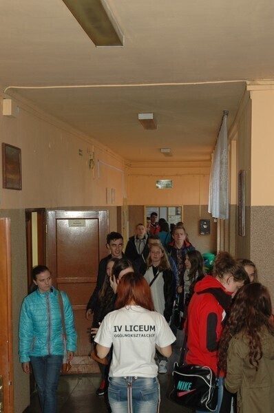 Zdjęcie 9: Sportowo, paramilitarnie, śpiewnie zapraszali do liceum