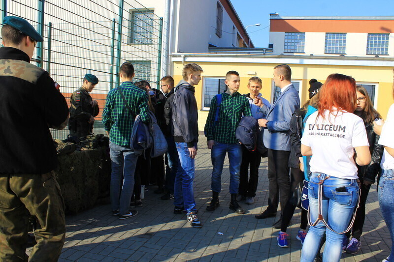 Zdjęcie 10: Sportowo, paramilitarnie, śpiewnie zapraszali do liceum