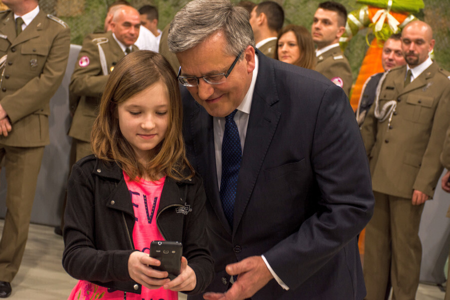 Zdjęcie 1: Bronisław Komorowski na śniadaniu u żołnierzy 