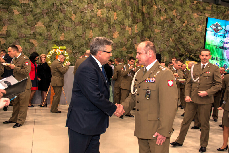 Zdjęcie 4: Bronisław Komorowski na śniadaniu u żołnierzy 