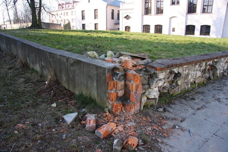 Zdjęcie 1: Piotrkowianie, szanujcie żydowski cmentarz!