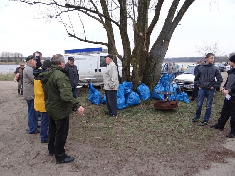Zdjęcie 5: Wędkarze sprzątali i grillowali