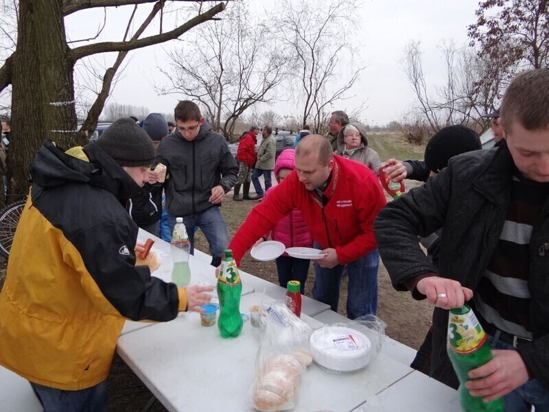 Zdjęcie 14: Wędkarze sprzątali i grillowali