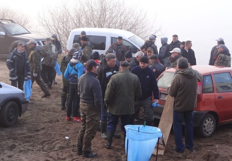 Zdjęcie 15: Wędkarze sprzątali i grillowali