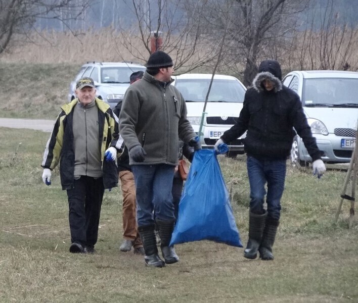 Zdjęcie 16: Wędkarze sprzątali i grillowali