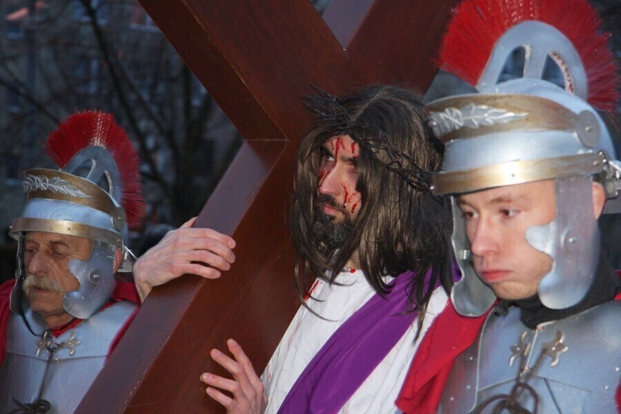 Zdjęcie 1: Misterium Męki Pańskiej. Wiernym nie przeszkodził deszcz i wiatr 