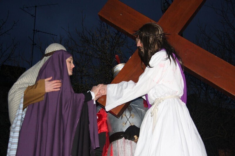 Zdjęcie 2: Misterium Męki Pańskiej. Wiernym nie przeszkodził deszcz i wiatr 