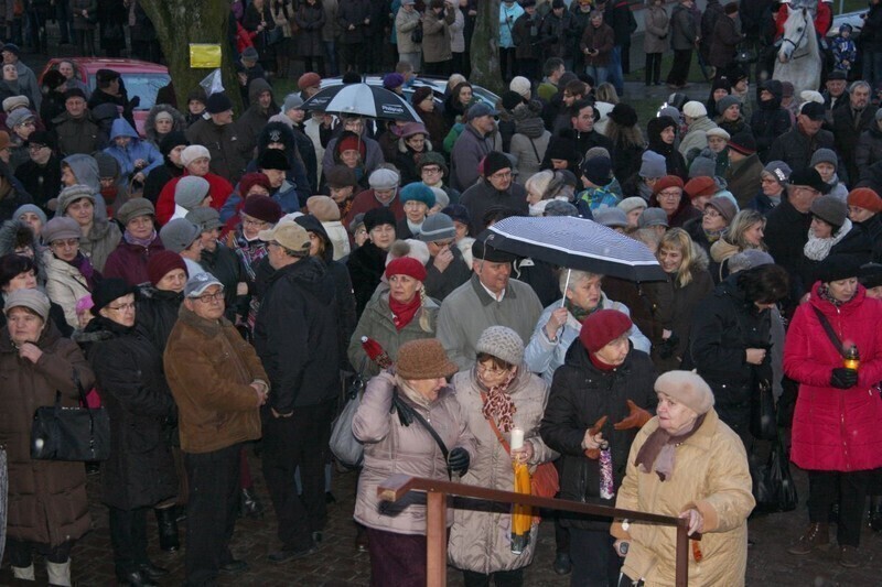Zdjęcie 4: Misterium Męki Pańskiej. Wiernym nie przeszkodził deszcz i wiatr 