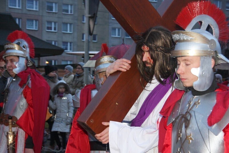 Zdjęcie 6: Misterium Męki Pańskiej. Wiernym nie przeszkodził deszcz i wiatr 
