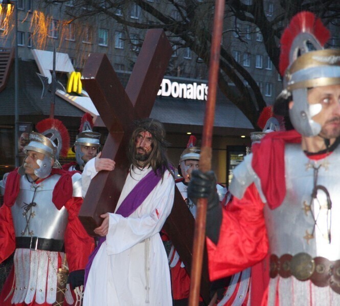 Zdjęcie 7: Misterium Męki Pańskiej. Wiernym nie przeszkodził deszcz i wiatr 