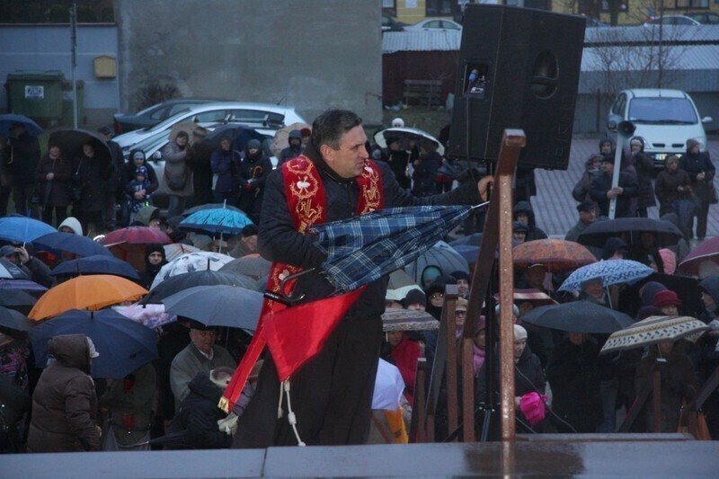 Zdjęcie 9: Misterium Męki Pańskiej. Wiernym nie przeszkodził deszcz i wiatr 