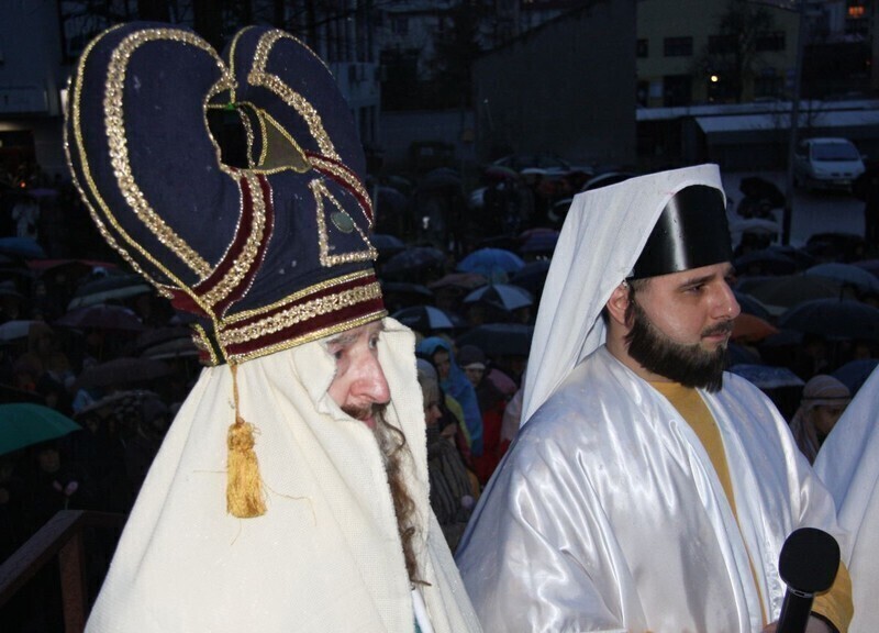 Zdjęcie 10: Misterium Męki Pańskiej. Wiernym nie przeszkodził deszcz i wiatr 