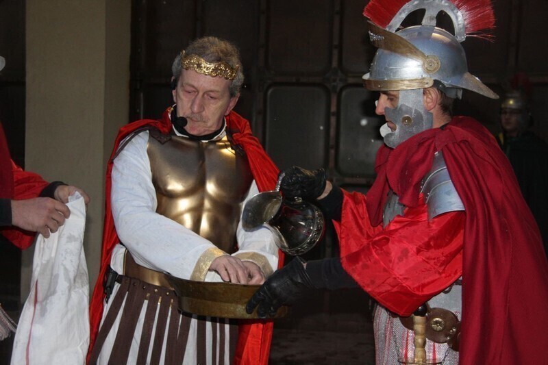 Zdjęcie 11: Misterium Męki Pańskiej. Wiernym nie przeszkodził deszcz i wiatr 